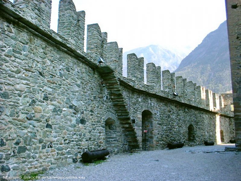 Il camminamento interno del castello. 